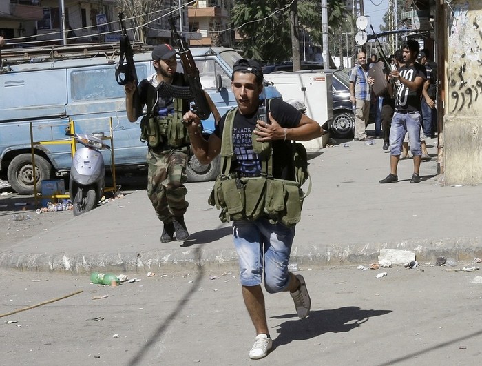 Các tay súng người Sunni đang bắn nhau với lực lượng của phái Alawites